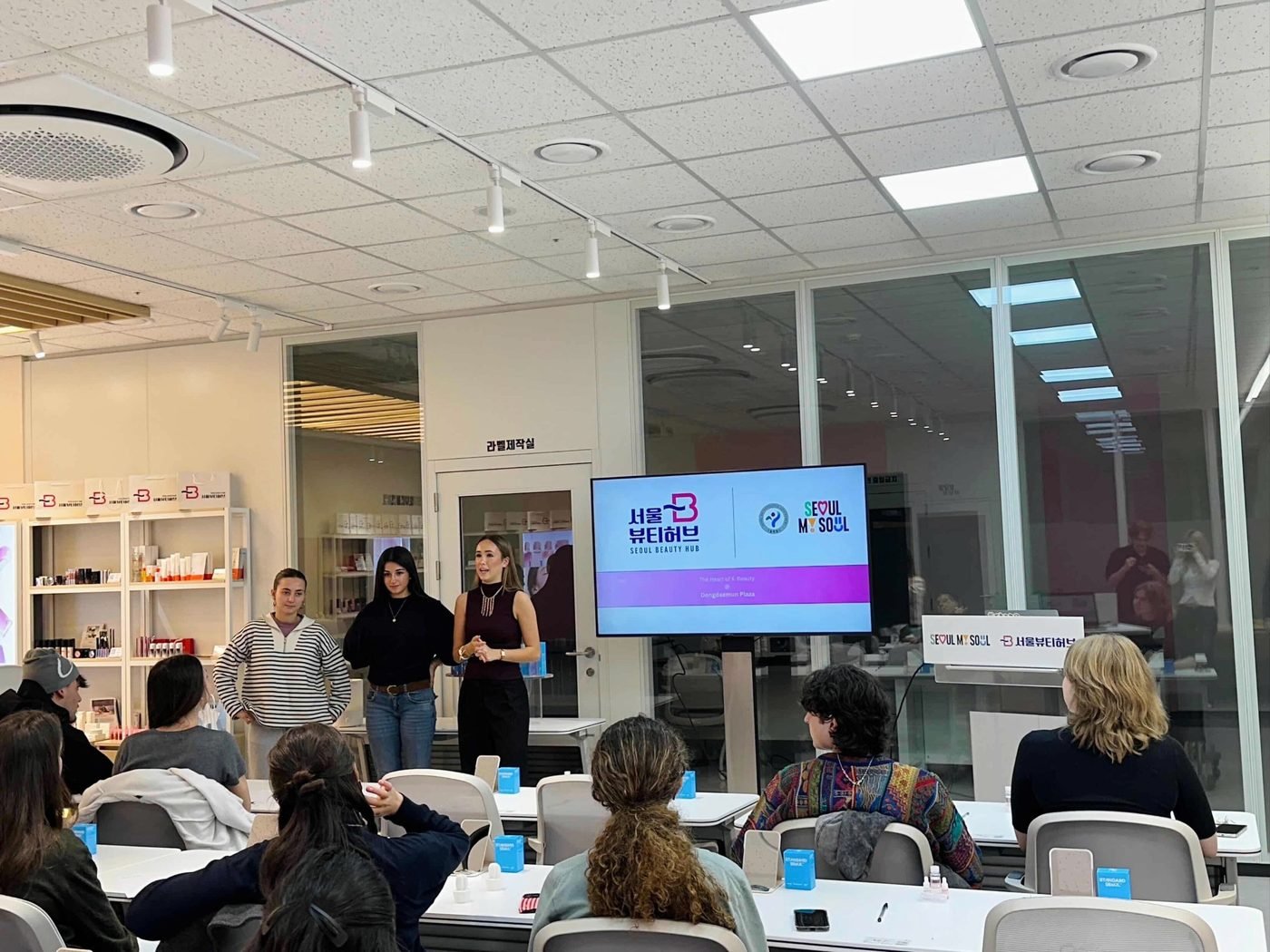 El equipo de WeCare presentando el taller en Seoul Beauty Hub