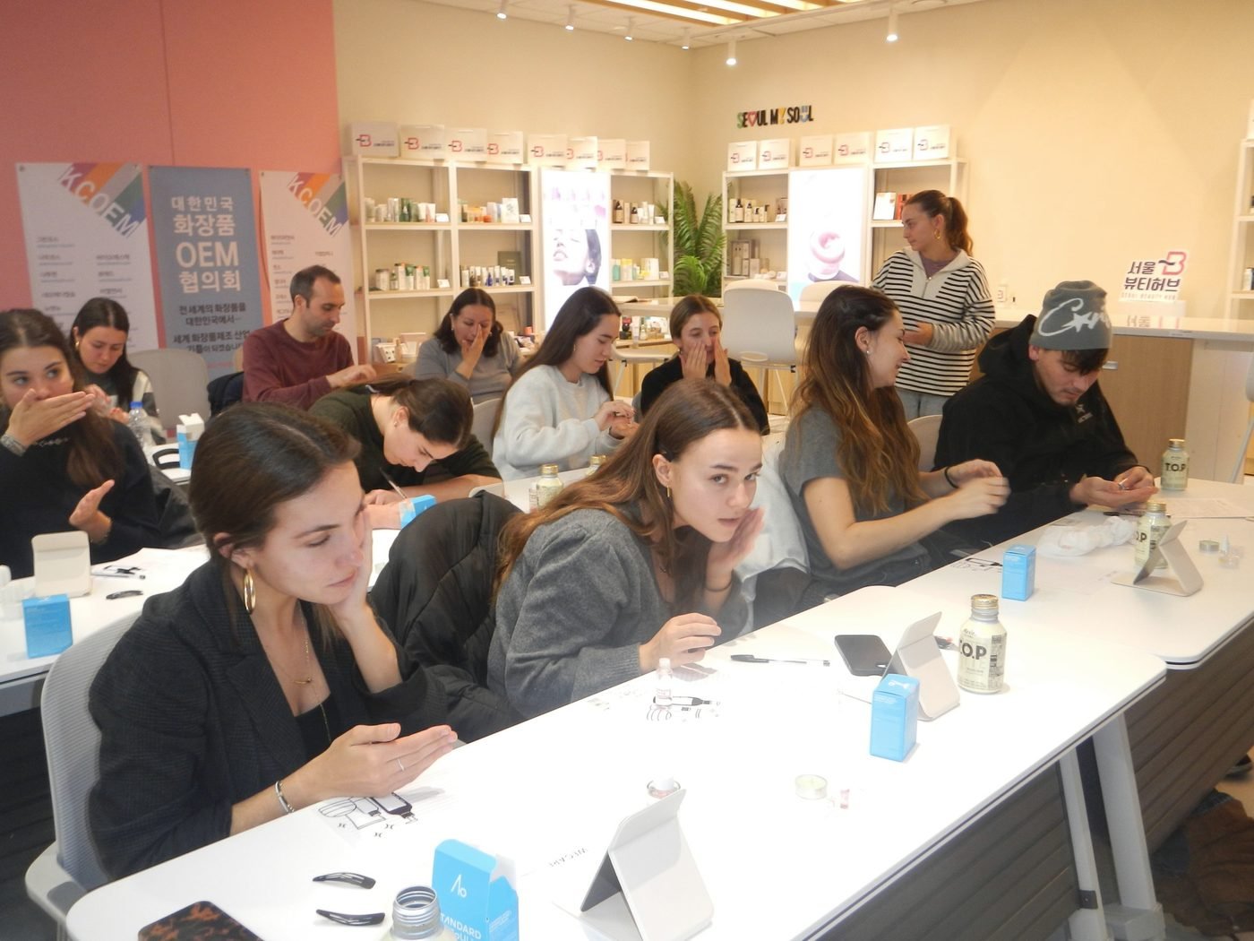 Participantes practicando su rutina con su espejo en un taller de WeCare