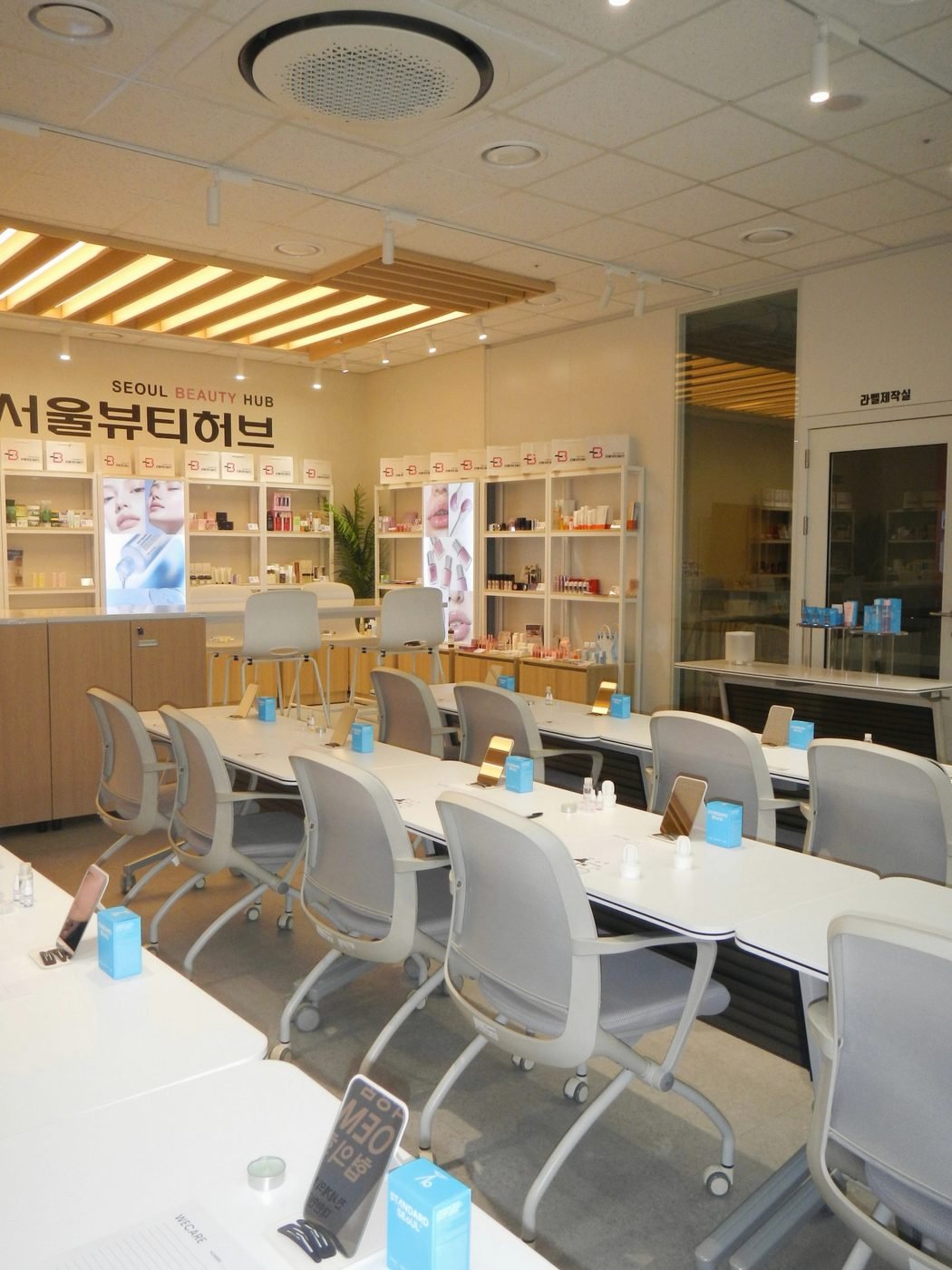 La sala preparada con espejos y productos para cada persona